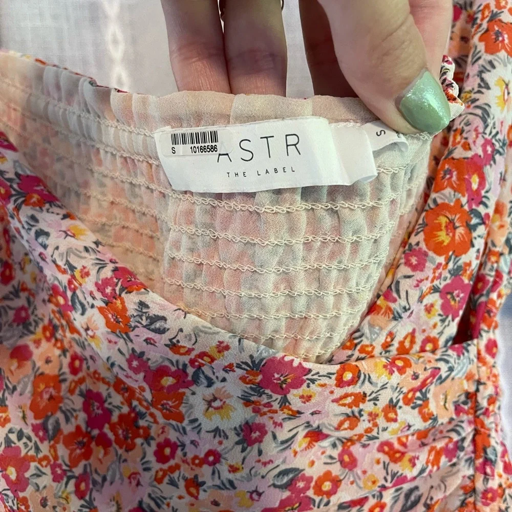 NWOT ASTR Floral Puff Sleeve Top - Picture 3 of 5